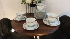 2 tasses à café , 2 tasses à thé et soucoupes