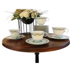 2 tasses à café , 2 tasses à thé et soucoupes