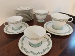 2 tasses à café , 2 tasses à thé et soucoupes