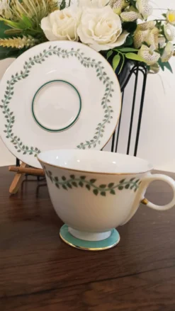 2 tasses à café , 2 tasses à thé et soucoupes