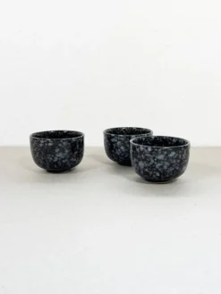 Tasses en céramique noire et grise