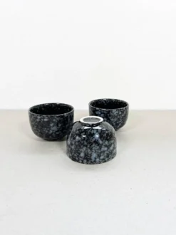 Tasses en céramique noire et grise