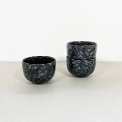 Tasses en céramique noire et grise
