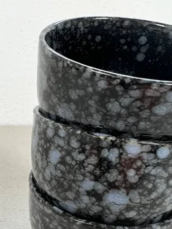 Tasses en céramique noire et grise
