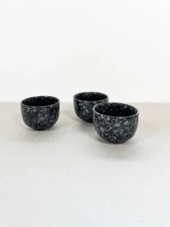 Tasses en céramique noire et grise
