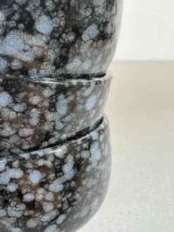 Tasses en céramique noire et grise