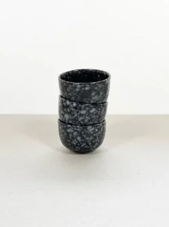 Tasses en céramique noire et grise