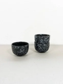 Tasses en céramique noire et grise