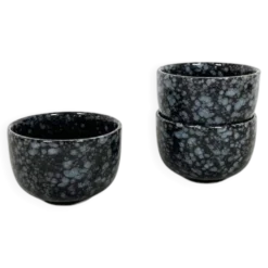 Tasses en céramique noire et grise
