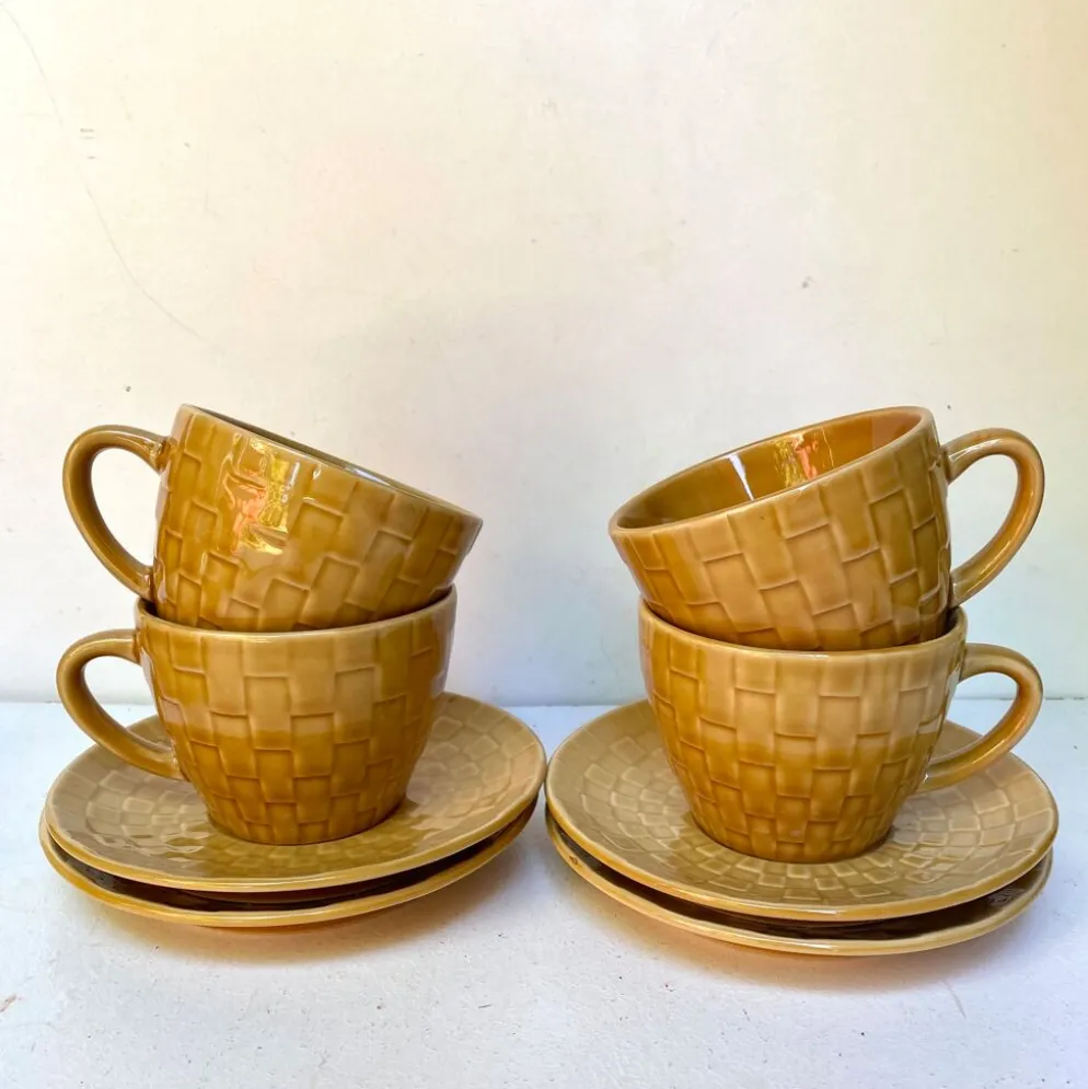 Tasses en grès émaillé