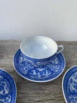 4 tasses en porcelaine bleu Japon