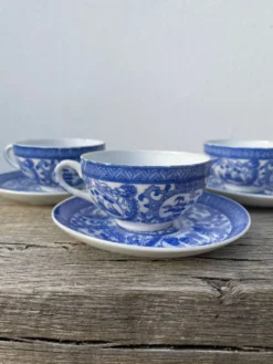 4 tasses en porcelaine bleu Japon