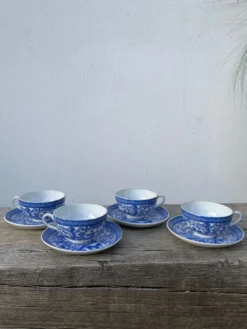 4 tasses en porcelaine bleu Japon
