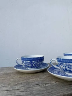 4 tasses en porcelaine bleu Japon