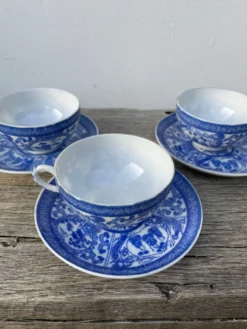 4 tasses en porcelaine bleu Japon