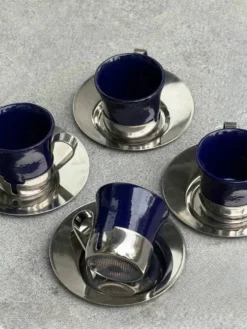 4 tasses à espresso avec supports chromés et soucoupes, Mid-Century Modern