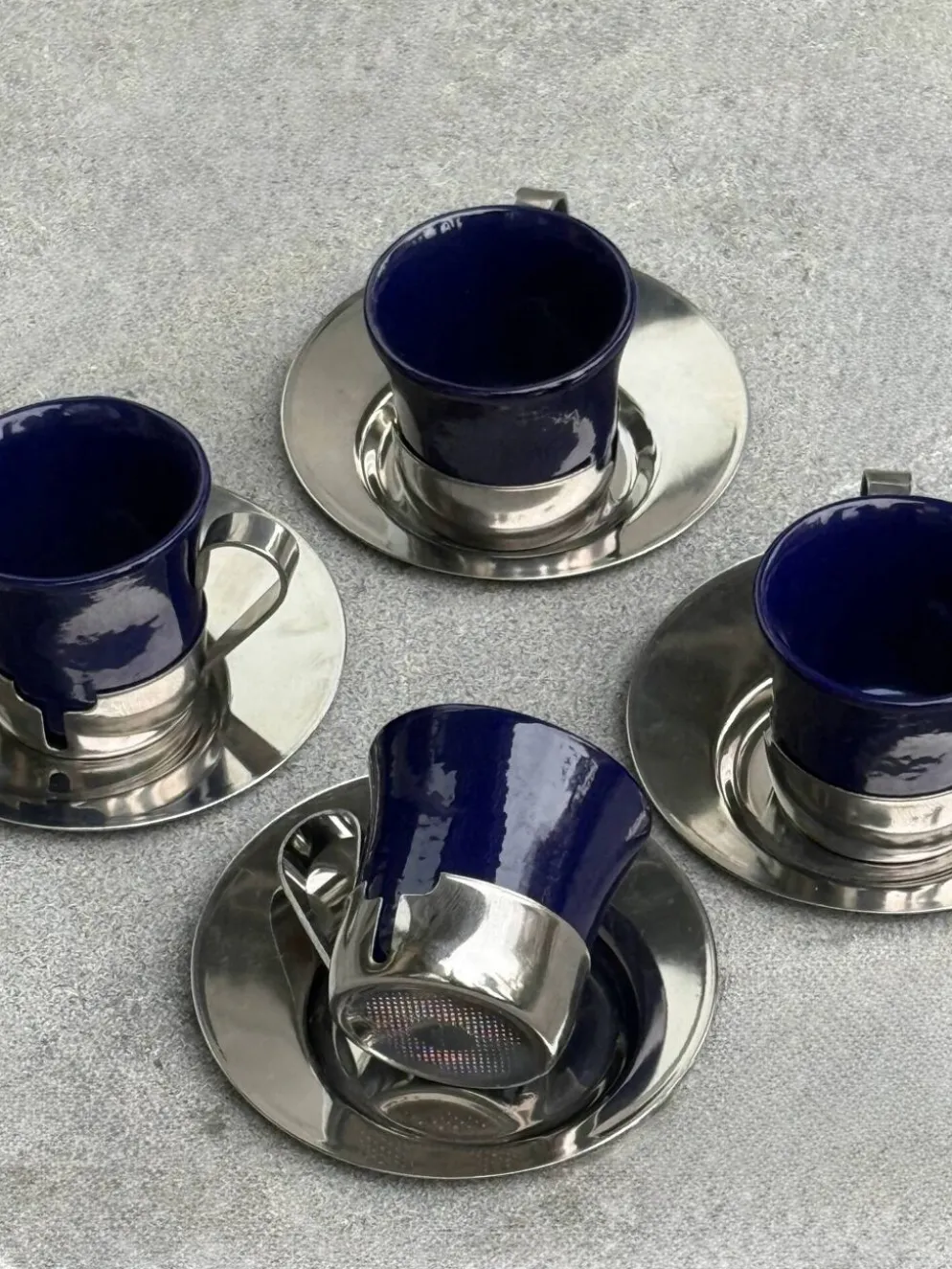 4 tasses à espresso avec supports chromés et soucoupes, Mid-Century Modern