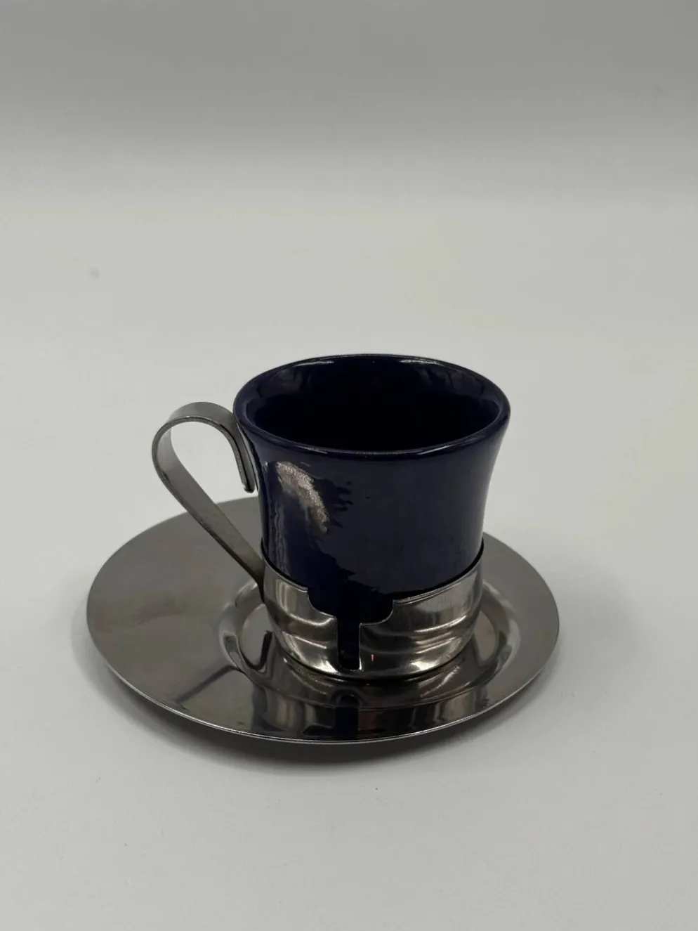 4 tasses à espresso avec supports chromés et soucoupes, Mid-Century Modern