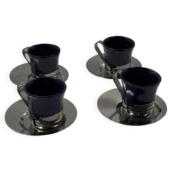 4 tasses à espresso avec supports chromés et soucoupes, Mid-Century Modern