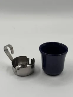 4 tasses à espresso avec supports chromés et soucoupes, Mid-Century Modern