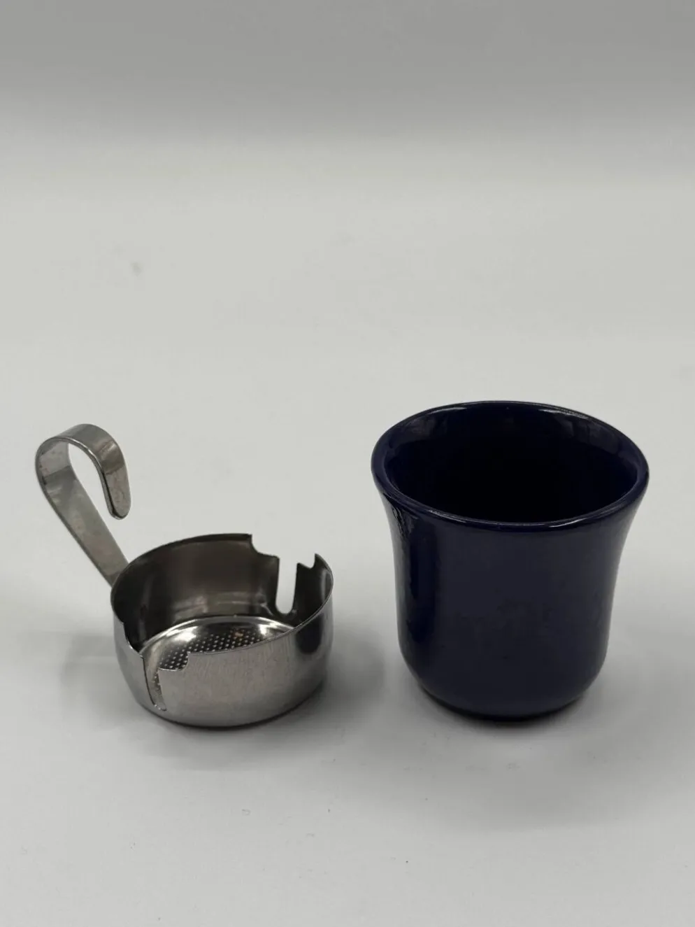 4 tasses à espresso avec supports chromés et soucoupes, Mid-Century Modern