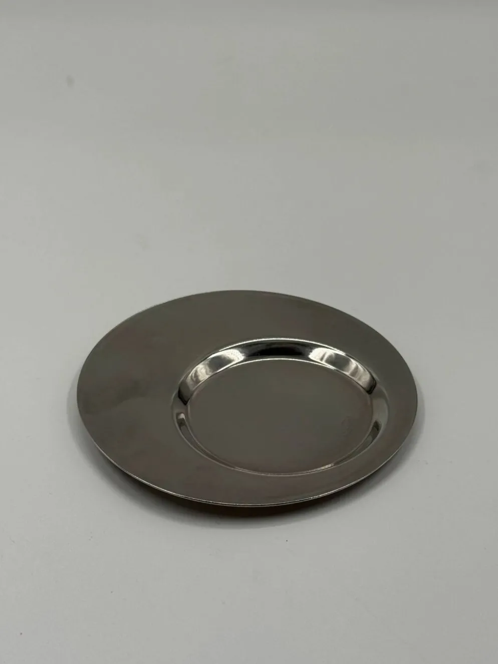 4 tasses à espresso avec supports chromés et soucoupes, Mid-Century Modern