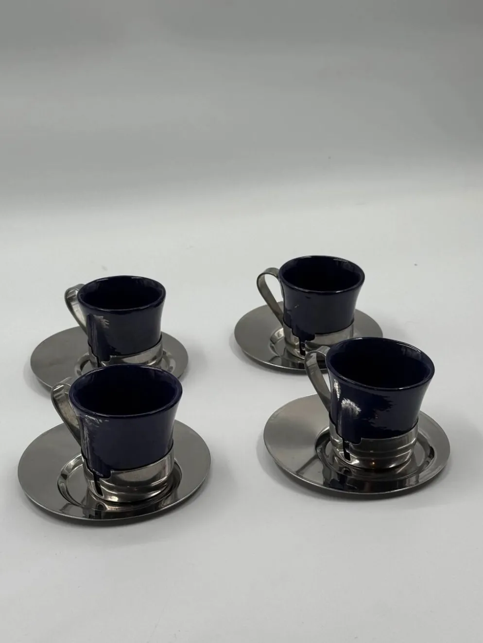 4 tasses à espresso avec supports chromés et soucoupes, Mid-Century Modern