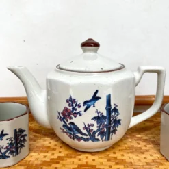 Tasses et théière vintage oiseaux