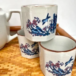 Tasses et théière vintage oiseaux