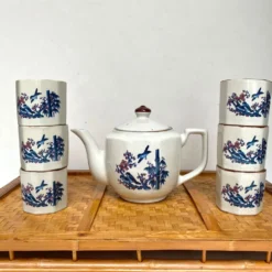 Tasses et théière vintage oiseaux