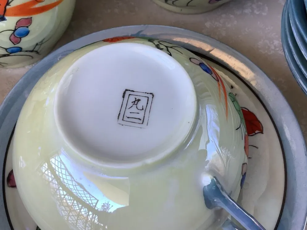Tasses japonaises en porcelaine coquille d'œuf irisées - Peintes à la mains