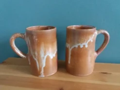 2 tasses mugs en grès émaillé