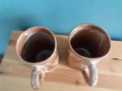 2 tasses mugs en grès émaillé