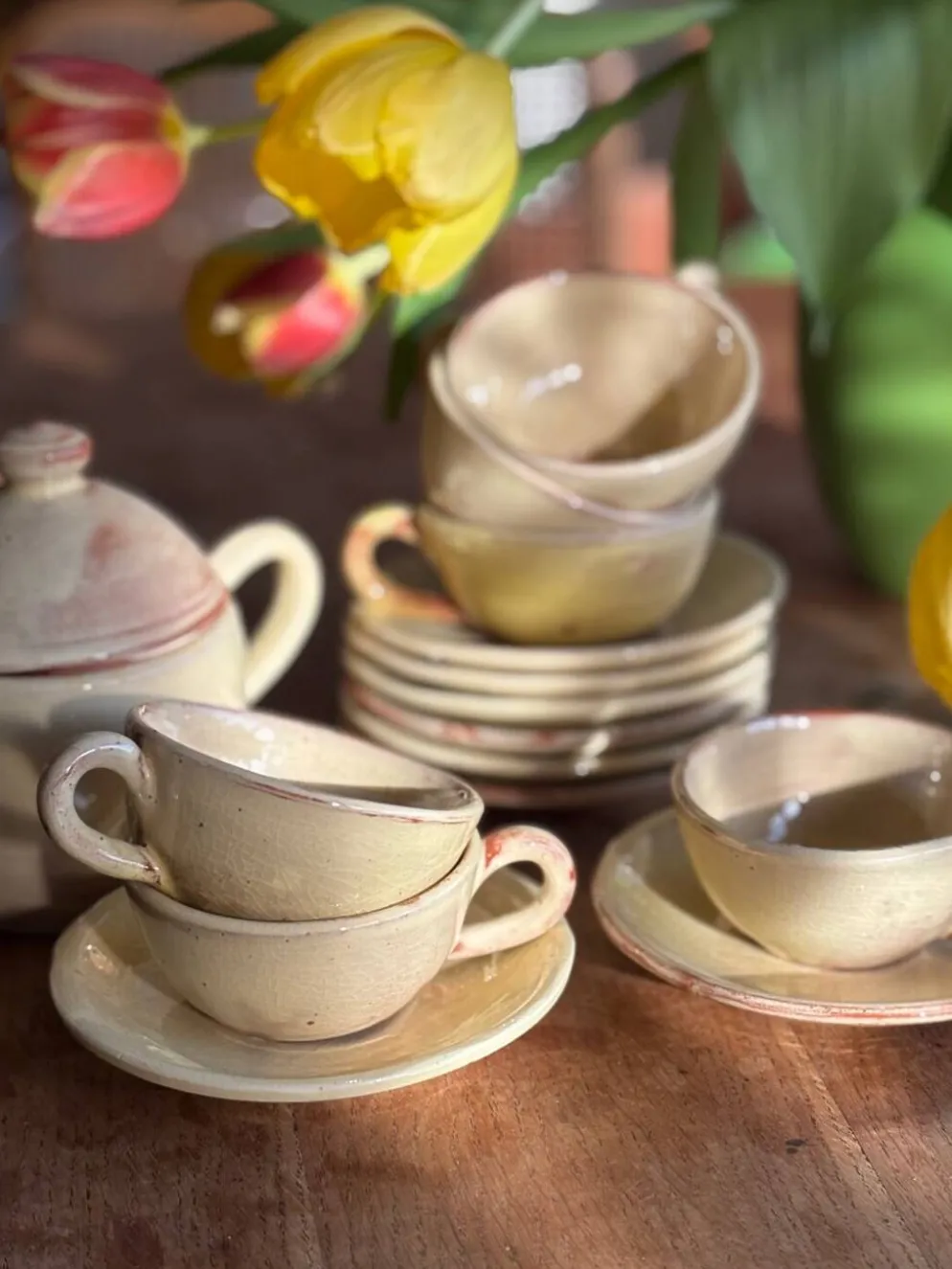 Tasses, sous tasses et sucrier en céramique Salernes Var, 1960