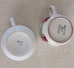 2 tasses terre de fer dépareillées