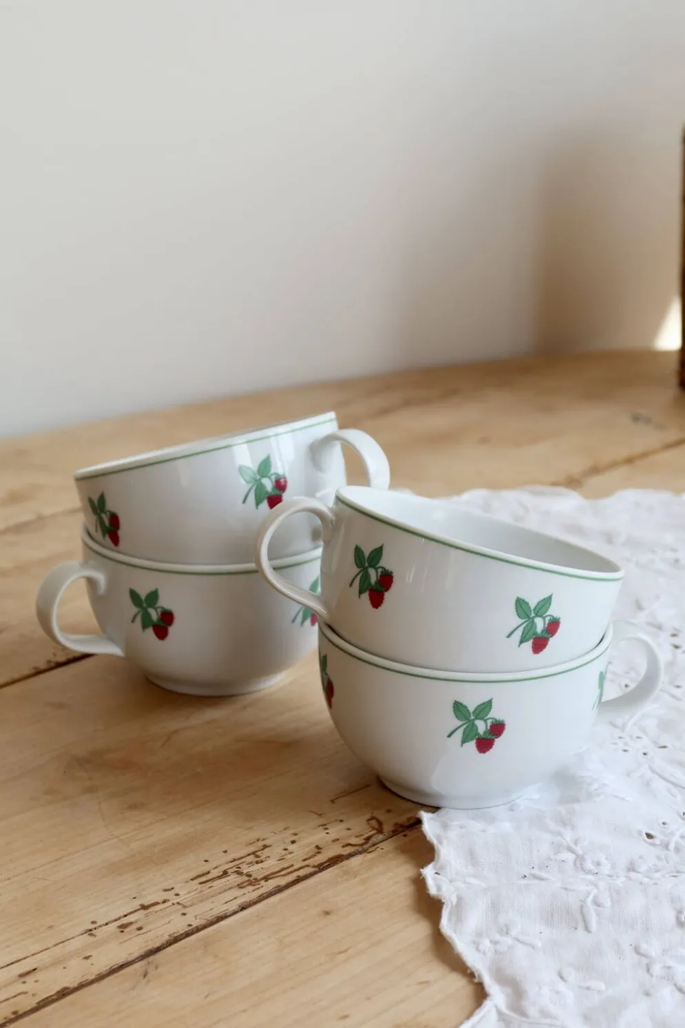 4 tasses à thé vintage porcelaine Table et Couleurs - Modèle framboises