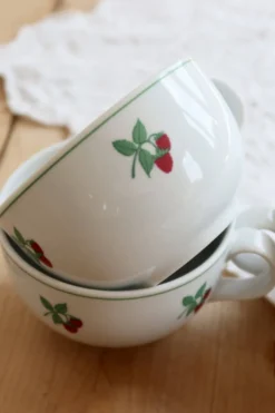 4 tasses à thé vintage porcelaine Table et Couleurs - Modèle framboises