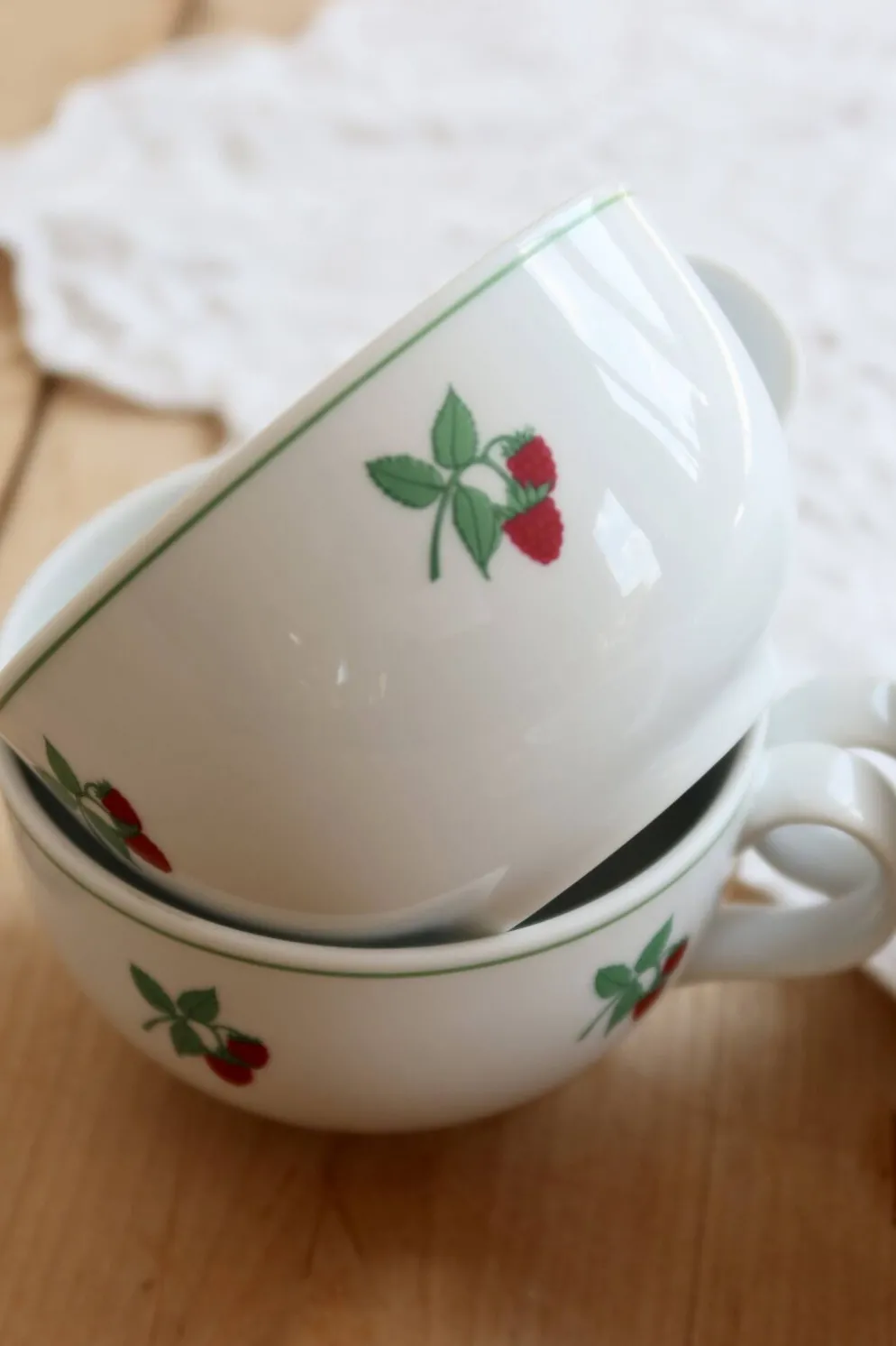 4 tasses à thé vintage porcelaine Table et Couleurs - Modèle framboises