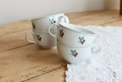 4 tasses à thé vintage porcelaine Table et Couleurs - Modèle framboises