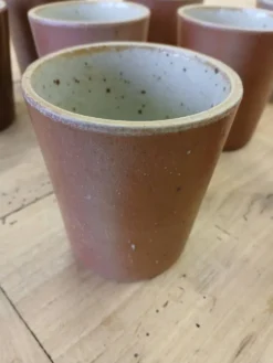 8 tasses / verres anciens en grès vernisse