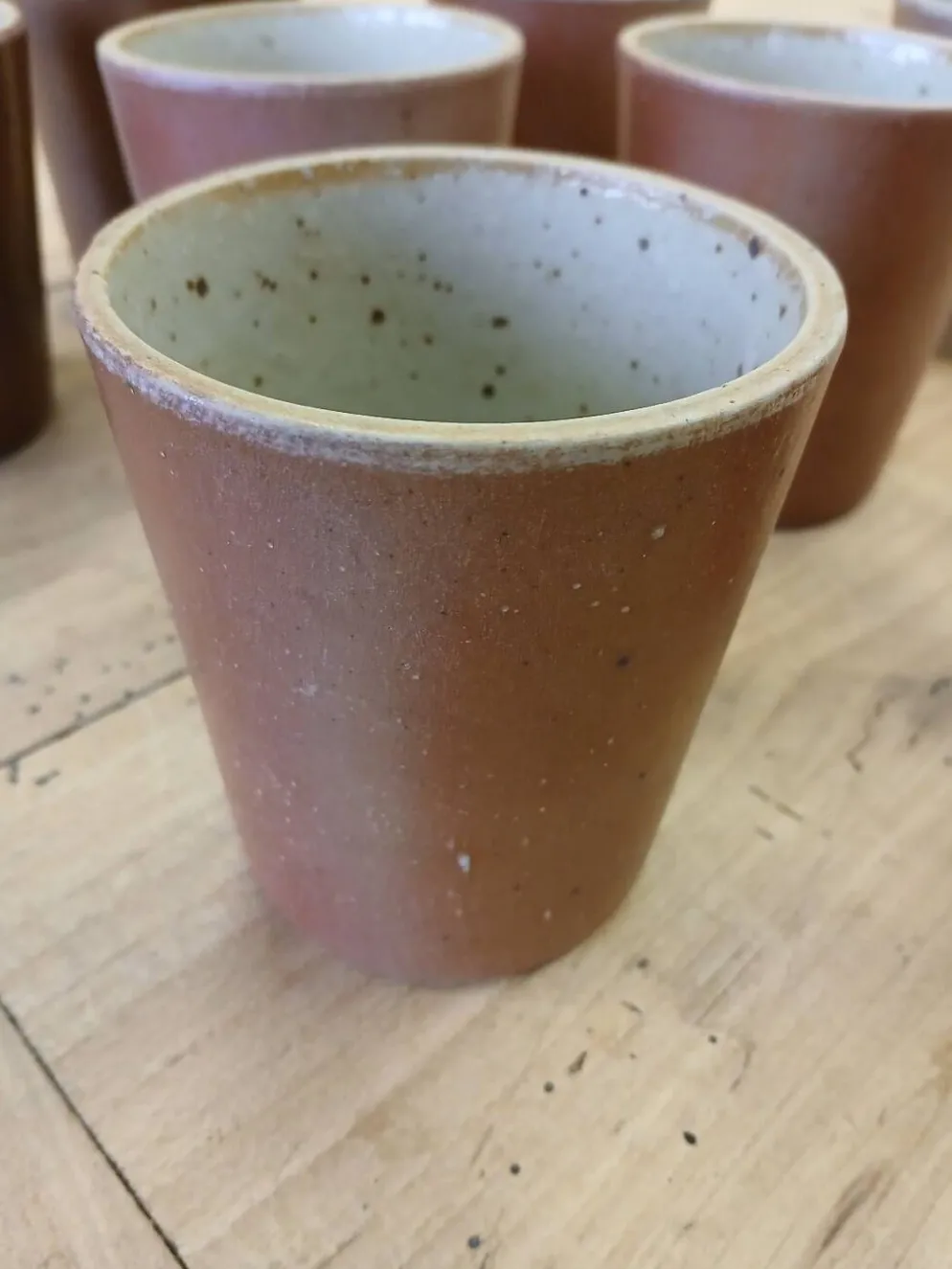 8 tasses / verres anciens en grès vernisse