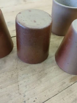 8 tasses / verres anciens en grès vernisse