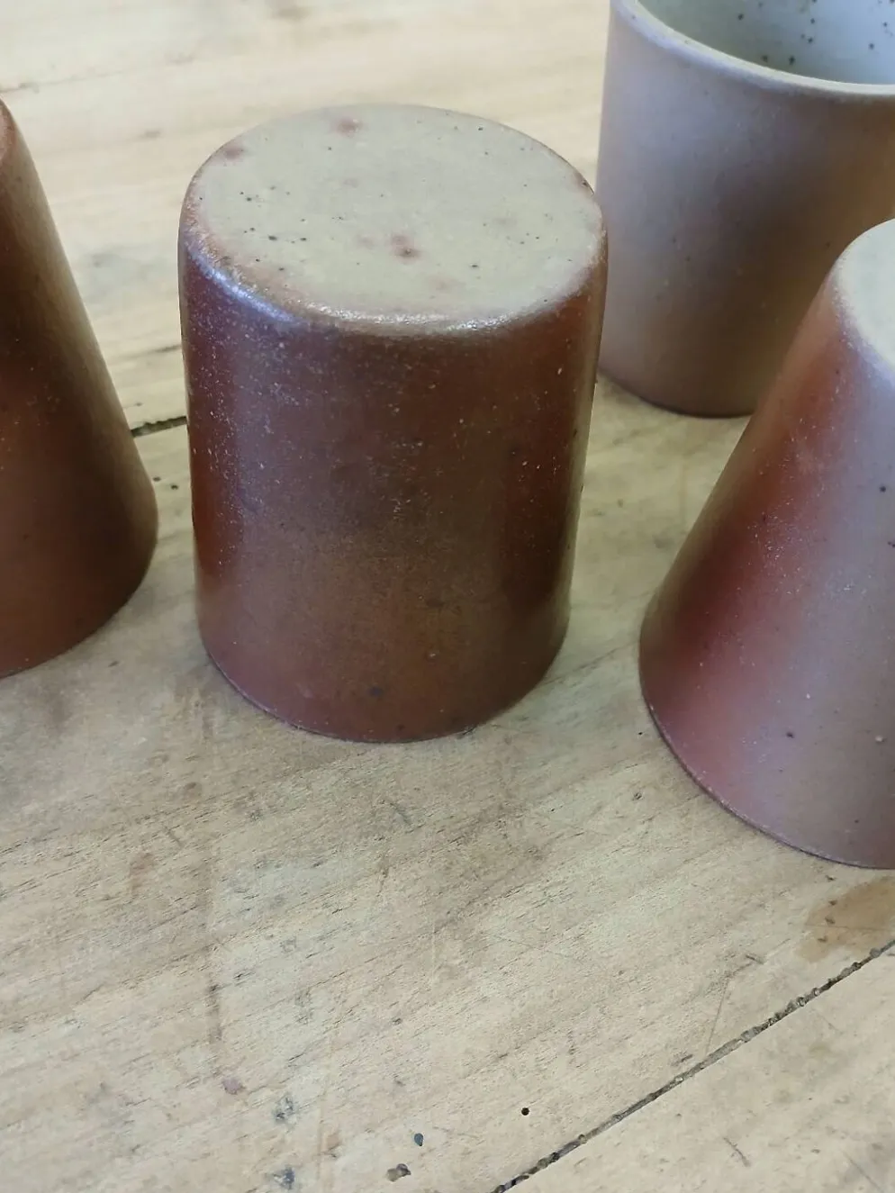 8 tasses / verres anciens en grès vernisse