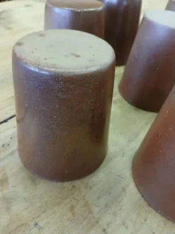8 tasses / verres anciens en grès vernisse