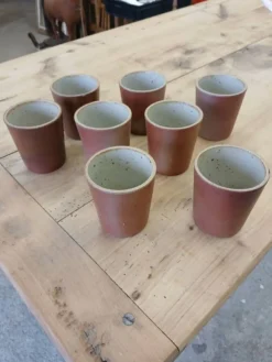 8 tasses / verres anciens en grès vernisse