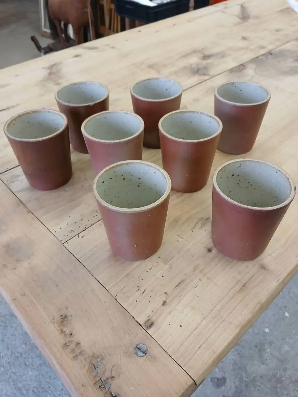 8 tasses / verres anciens en grès vernisse