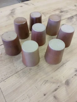 8 tasses / verres anciens en grès vernisse
