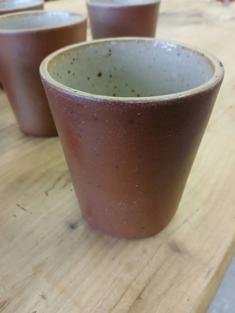 8 tasses / verres anciens en grès vernisse