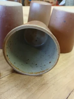 8 tasses / verres anciens en grès vernisse