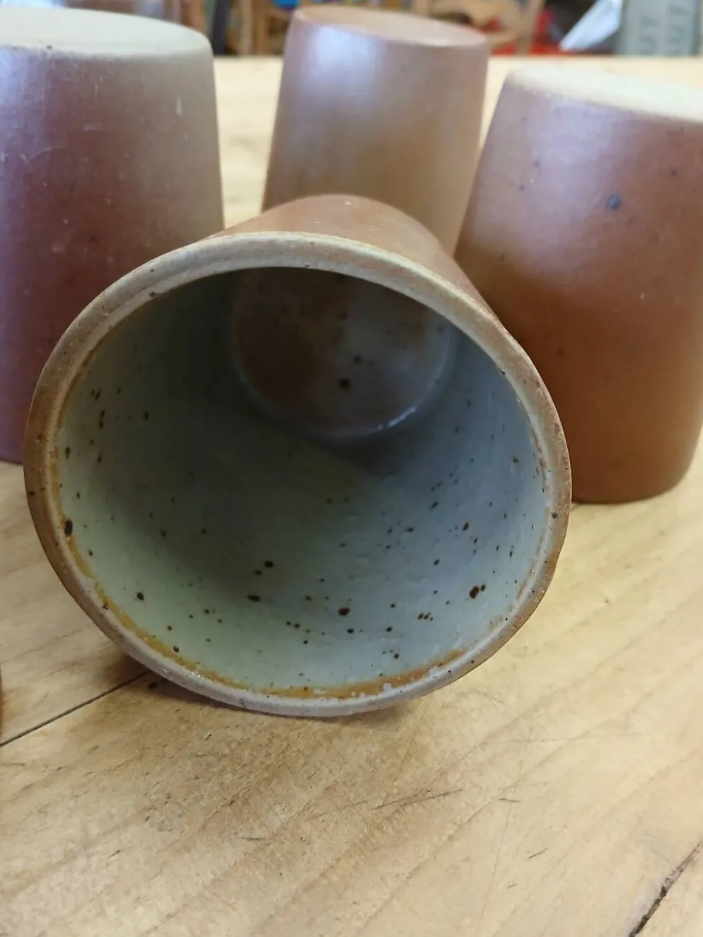 8 tasses / verres anciens en grès vernisse